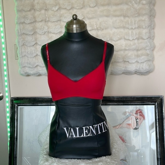 Tommy Hilfiger red strap bra with no wire bought but never warn washed though - Picture 1 of 6